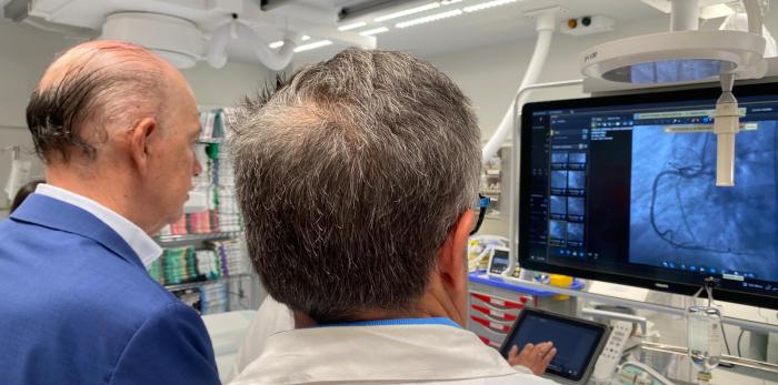 El consejero conoce la intervención conjunta de Cardiología y Cirugía Vascular realizada, de forma mínimamente invasiva, a una paciente que sufría un problema grave en una válvula del corazón y en la arteria aorta abdominal.
