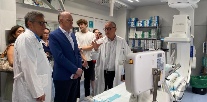 El consejero conoce la intervención conjunta de Cardiología y Cirugía Vascular realizada, de forma mínimamente invasiva, a una paciente que sufría un problema grave en una válvula del corazón y en la arteria aorta abdominal.