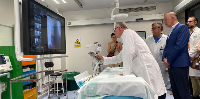 El consejero conoce la intervención conjunta de Cardiología y Cirugía Vascular realizada, de forma mínimamente invasiva, a una paciente que sufría un problema grave en una válvula del corazón y en la arteria aorta abdominal.