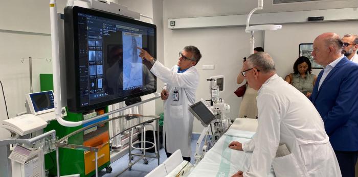 El consejero conoce la intervención conjunta de Cardiología y Cirugía Vascular realizada, de forma mínimamente invasiva, a una paciente que sufría un problema grave en una válvula del corazón y en la arteria aorta abdominal.