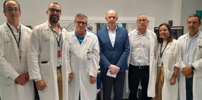 El consejero conoce la intervención conjunta de Cardiología y Cirugía Vascular realizada, de forma mínimamente invasiva, a una paciente que sufría un problema grave en una válvula del corazón y en la arteria aorta abdominal.