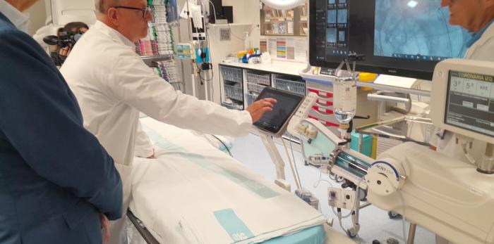 El consejero conoce la intervención conjunta de Cardiología y Cirugía Vascular realizada, de forma mínimamente invasiva, a una paciente que sufría un problema grave en una válvula del corazón y en la arteria aorta abdominal.