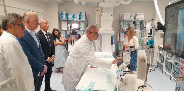 El consejero conoce la intervención conjunta de Cardiología y Cirugía Vascular realizada, de forma mínimamente invasiva, a una paciente que sufría un problema grave en una válvula del corazón y en la arteria aorta abdominal.