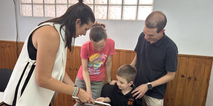 La directora general de Deporte ha visitado esta tarde el Club de Ajedrez Marcos Frechín para felicitar a Enzo Millán, campeón de España sub-8.