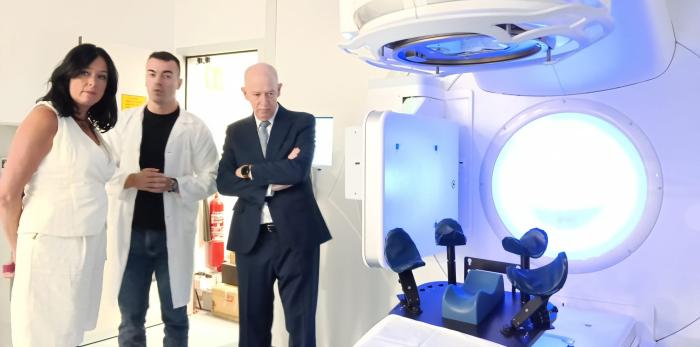 Visita del consejero de Sanidad y la alcaldesa de Huesca a la unidad de Oncología Radioterápica del Hospital Universitario San Jorge de Huesca