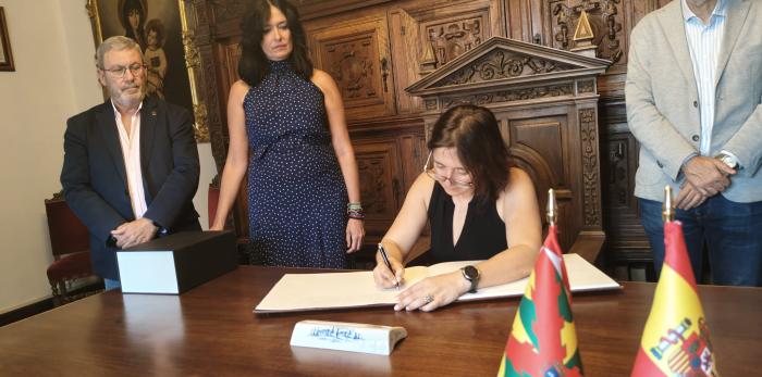 La consejera de Economía, Competitividad y Empleo, Eva Valle, ha firmado en el Libro de Honor de la ciudad