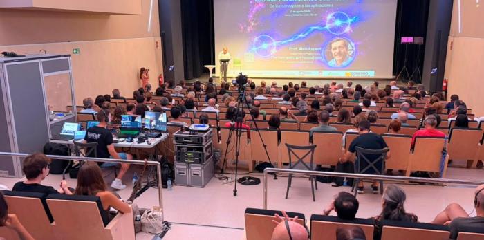 El aforo de la sala llevaba semanas completo, por lo que la conferencia del profesor Aspect ha sido retransmitida en directo