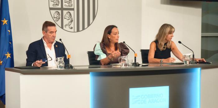La consejera Susín (centro), acompañada por el director general de Planificación, Centros y FP (izq.) y la directora general de Personal (dcha.)