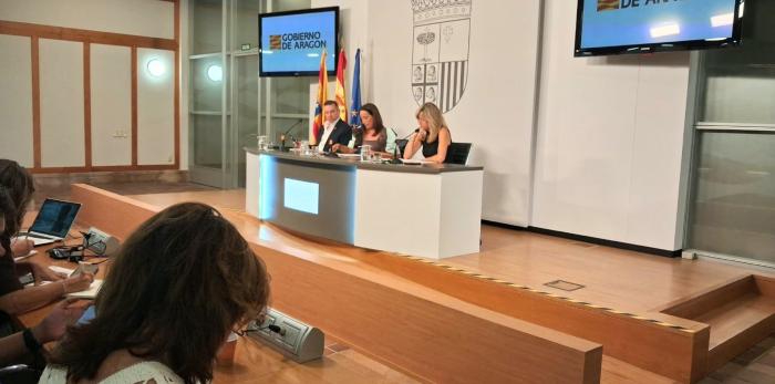 La consejera Susín (centro), acompañada por el director general de Planificación, Centros y FP (izq.) y la directora general de Personal (dcha.)