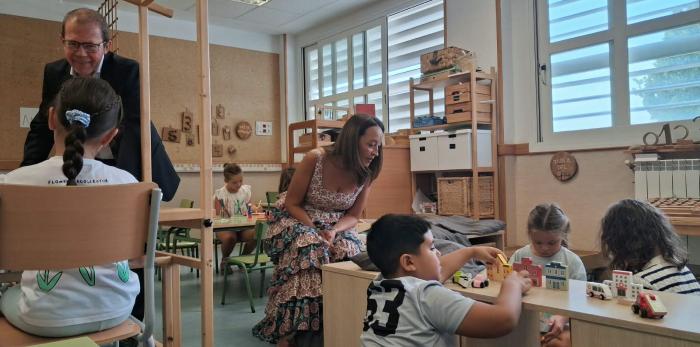 Susín ha visitado el aulario del centro, al que este curso se incorporan 9 alumnos de 1º de Infantil