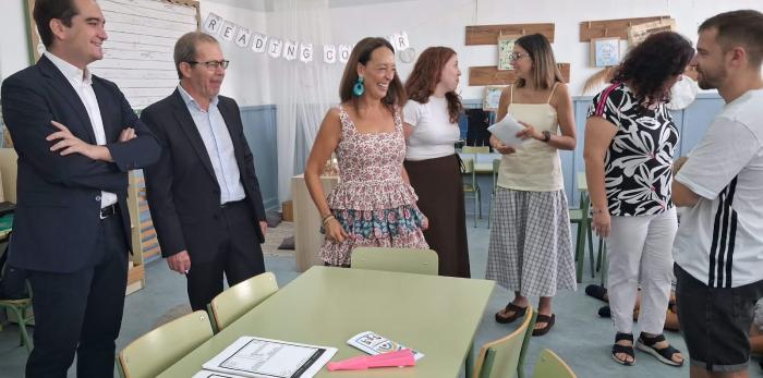 Susín ha visitado el aulario del centro, al que este curso se incorporan 9 alumnos de 1º de Infantil