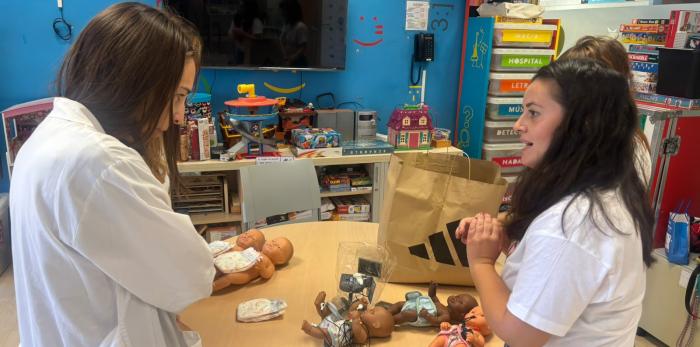 Cardiólogos pediátricos, profesores del Infantil y representantes de Pequeños Corazones, en el acto celebrado esta mañana