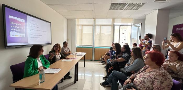 Presentación del nuevo folleto en lectura fácil con los recursos y servicios del IAM