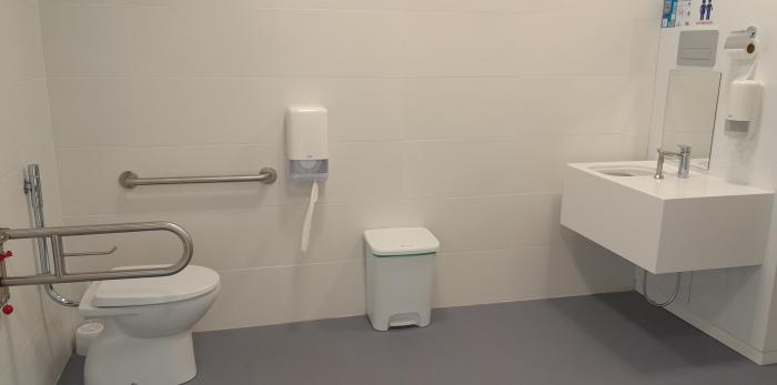 Baño especialmente diseñado para los pacientes que han tenido que ser ostomizados