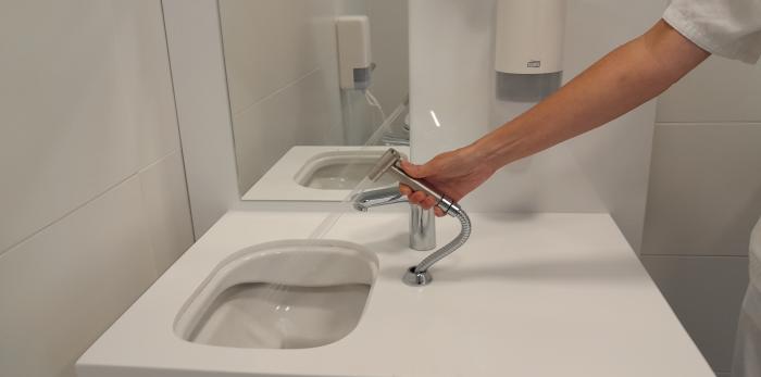 Baño especialmente diseñado para los pacientes que han tenido que ser ostomizados