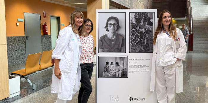 Las enfermeras de la Consulta de Estomaterapia con una de las pacientes que protagoniza la exposición