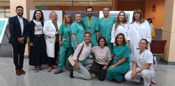 Las enfermeras de la Consulta de Estomaterapia con una de las pacientes que protagoniza la exposición