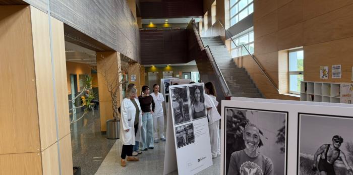 Las enfermeras de la Consulta de Estomaterapia con una de las pacientes que protagoniza la exposición