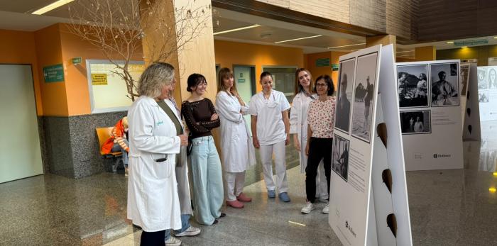 Las enfermeras de la Consulta de Estomaterapia con una de las pacientes que protagoniza la exposición