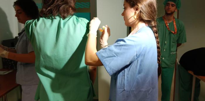 Los trabajadores sanitarios deben vacunarse para proteger su propia salud y evitar transmitir infecciones graves a los pacientes vulnerables
