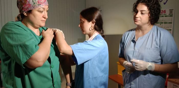 Los trabajadores sanitarios deben vacunarse para proteger su propia salud y evitar transmitir infecciones graves a los pacientes vulnerables