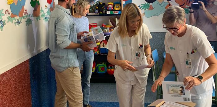 Entrega de los cuentos, hoy, en el área de Pediatría del Hospital