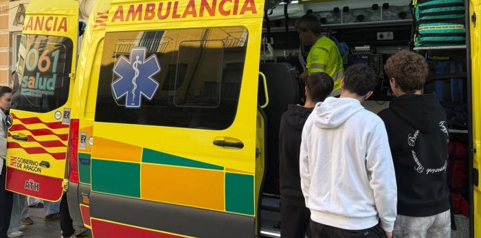 El 061 también ha participado en la iniciativa. Unos alumnos conocen como es el interior de una ambulancia