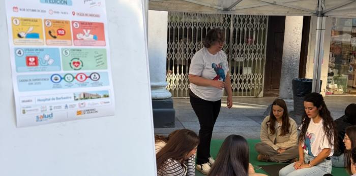 El 061 también ha participado en la iniciativa. Unos alumnos conocen como es el interior de una ambulancia