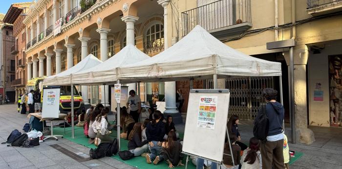 El 061 también ha participado en la iniciativa. Unos alumnos conocen como es el interior de una ambulancia