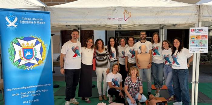 El 061 también ha participado en la iniciativa. Unos alumnos conocen como es el interior de una ambulancia