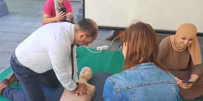 El 061 también ha participado en la iniciativa. Unos alumnos conocen como es el interior de una ambulancia