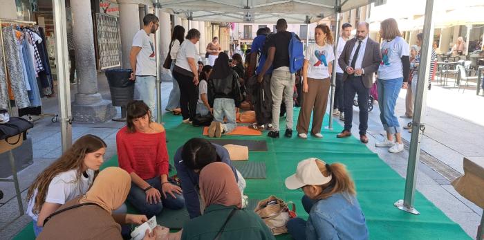 El 061 también ha participado en la iniciativa. Unos alumnos conocen como es el interior de una ambulancia