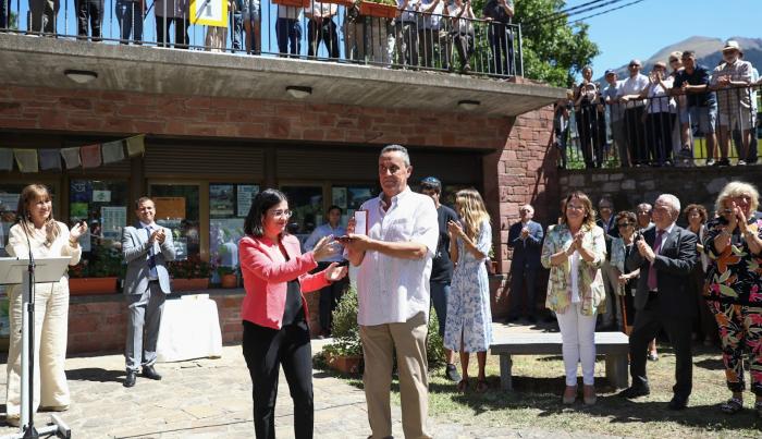 Entrega de la Cruz Sencilla de la Orden Civil de Sanidad a Guillermo Bernués