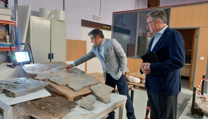 Blasco, en su visita a la Fundación Dinópolis.