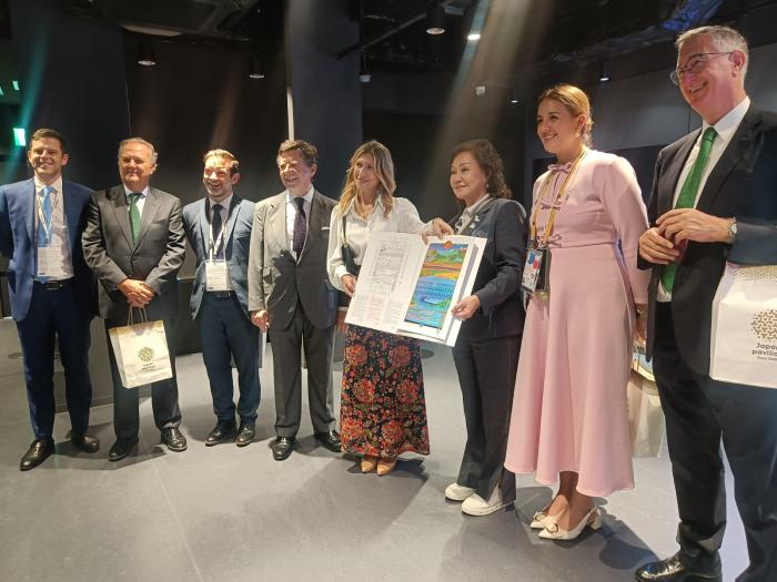 Algunos momentos de la entrega de regalos institucionales.