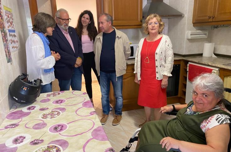 La consejera de Ciudadanía, en la vivienda de Monzón.