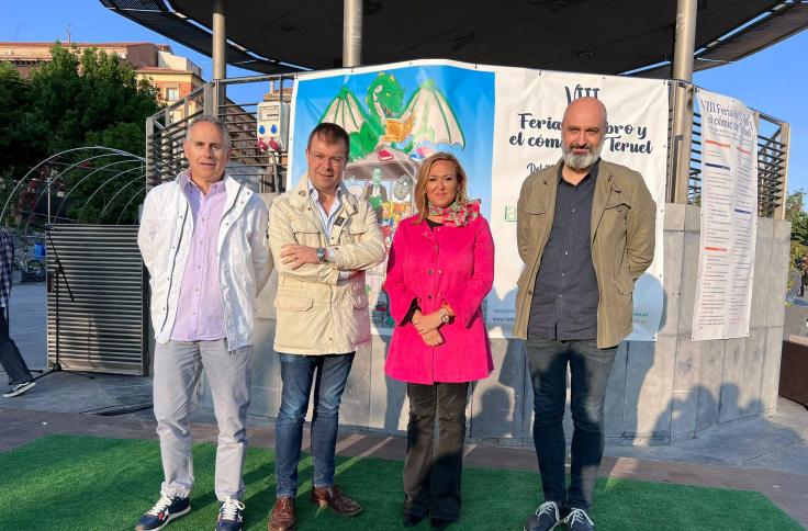 Mayte Pérez, entre Javier Sierra y Víctor Lucea en la Feria del Libro y del Cómic de Teruel