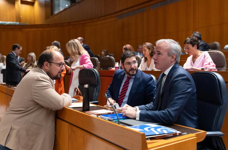 Jorge Azcón comparece a petición propia en el pleno de las Cortes de Aragón.