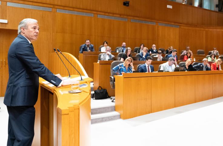 Jorge Azcón comparece a petición propia en el pleno de las Cortes de Aragón.