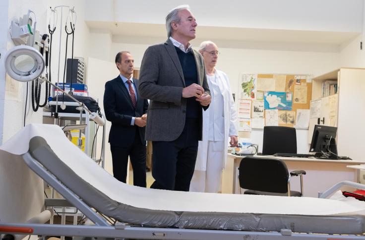El presidente y el consejero de Sanidad, durante la visita a Híjar.
