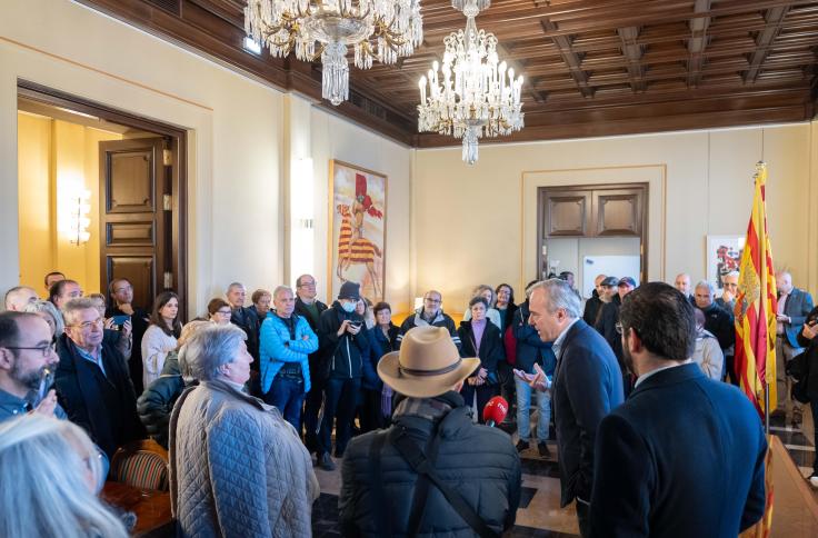 Azcón recibe a los visitantes del edificio Pignatelli en el día de la Constitución