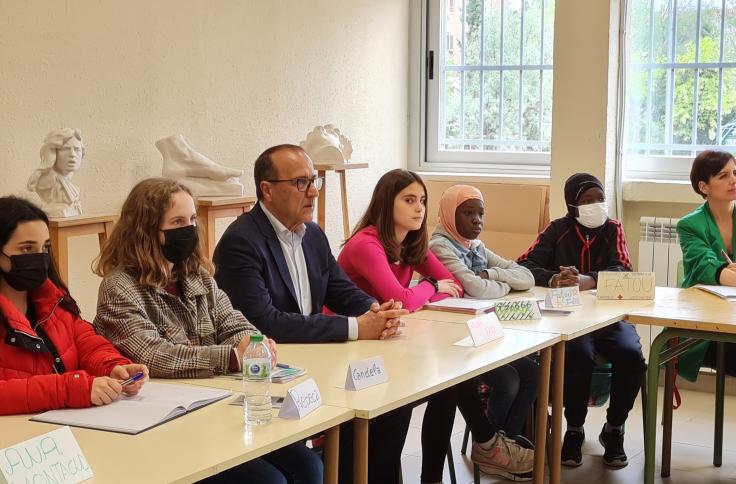 Felipe Faci durante el acto contra el acoso en el IES Pablo Gargallo