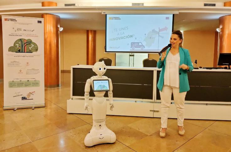 La consejera y el robot Pepper han abierto la jornada inspiradora