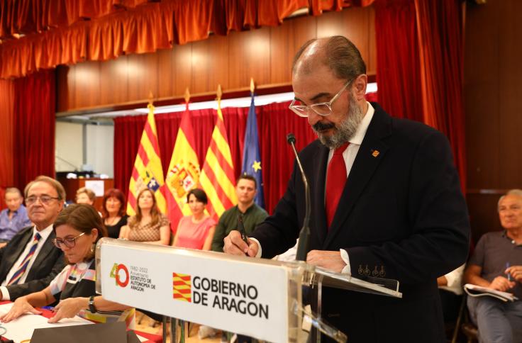 Lambán firma la recepción del inmueble del Centro Aragonés de Barcelona