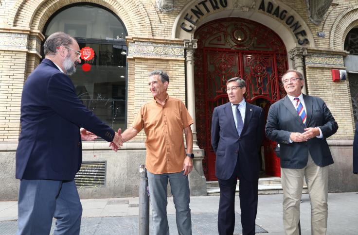 Lambán firma la recepción del inmueble del Centro Aragonés de Barcelona