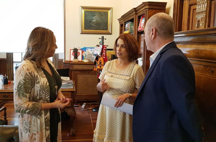La consejera de Presidencia y Relaciones Institucionales, Mayte Pérez, firma hoy el convenio de colaboración entre el Gobierno de Aragón y el Ayuntamiento de Teruel