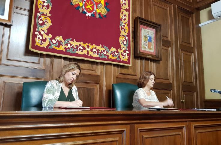 La consejera de Presidencia y Relaciones Institucionales, Mayte Pérez, firma hoy el convenio de colaboración entre el Gobierno de Aragón y el Ayuntamiento de Teruel