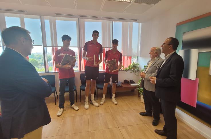 Felipe Faci felicita a las jóvenes estrellas del baloncesto aragonés por sus éxitos internacionales