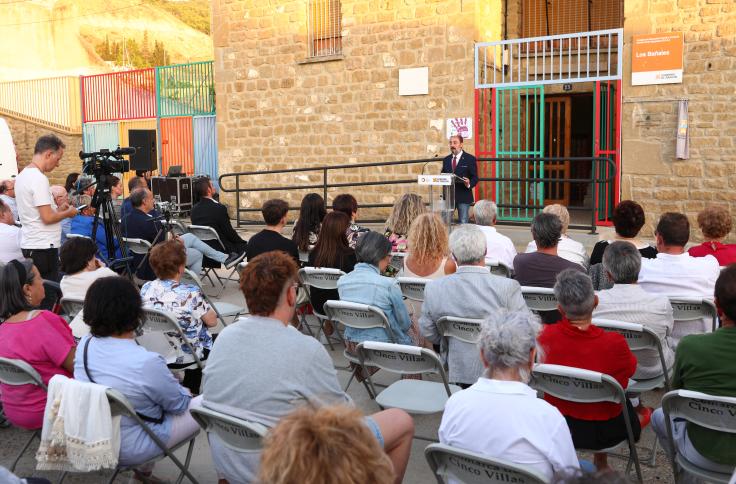 Lambán asiste al homenaje de la maestra de Castiliscar ejecutada en 1936