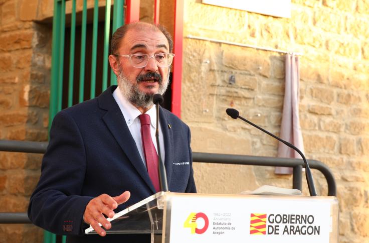 Lambán asiste al homenaje de la maestra de Castiliscar ejecutada en 1936